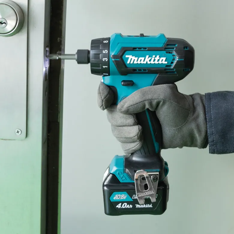 Makita DF033DWAE Borrskruvdragare 12V, komplett